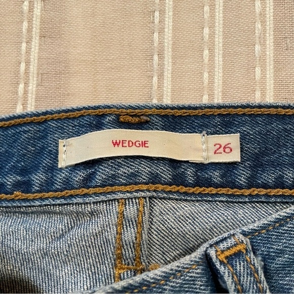 Levi’s Wedgie Fit High Rise Distressed Ankle Jeans in Higher Love Medium Wash 26 - Picture 6 of 13